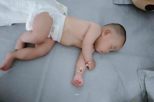黄石没满月的宝宝